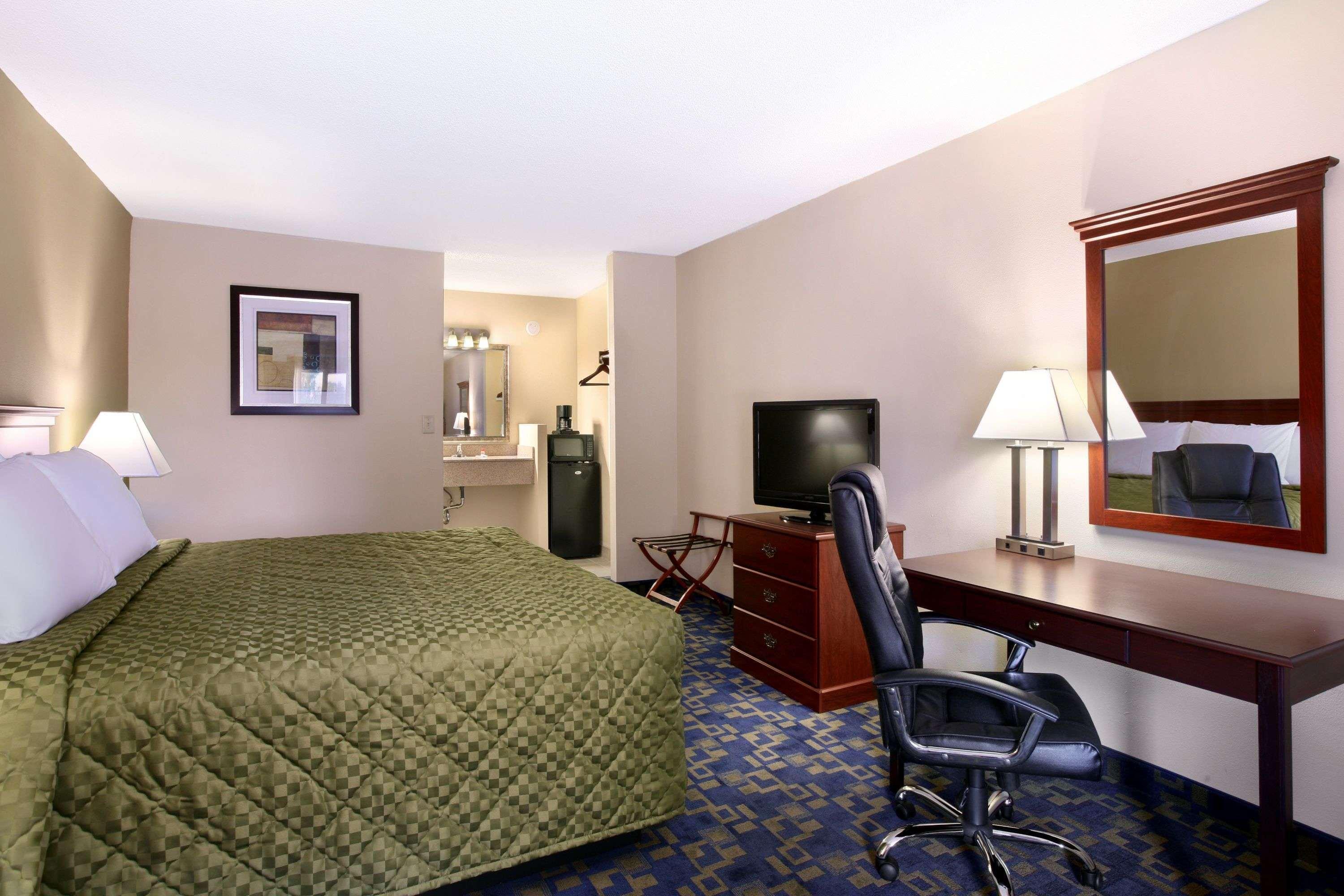Baymont Inn & Suites Chocowinity/Washington Room photo